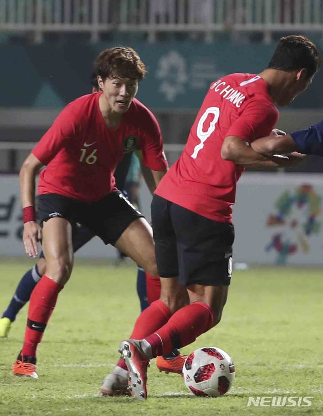 【치비농(인도네시아)=뉴시스】최진석 기자 = 1일(현지시각) 오후 인도네시아 치비농 파칸사리 스타디움에서 열린 '2018 자카르타·팔렘방 아시안게임' 남자 축구 대한민국과 일본의 금메달 결정전 경기. 한국 황의조가 황희찬의 패스를 기다리고 있다. (Canon EOS-1D X Mark Ⅱ EF200-400 F4 IS Ⅱ USM ISO 3200, 셔터 1/800 조리개 4) 2018.09.01. myjs@newsis.com