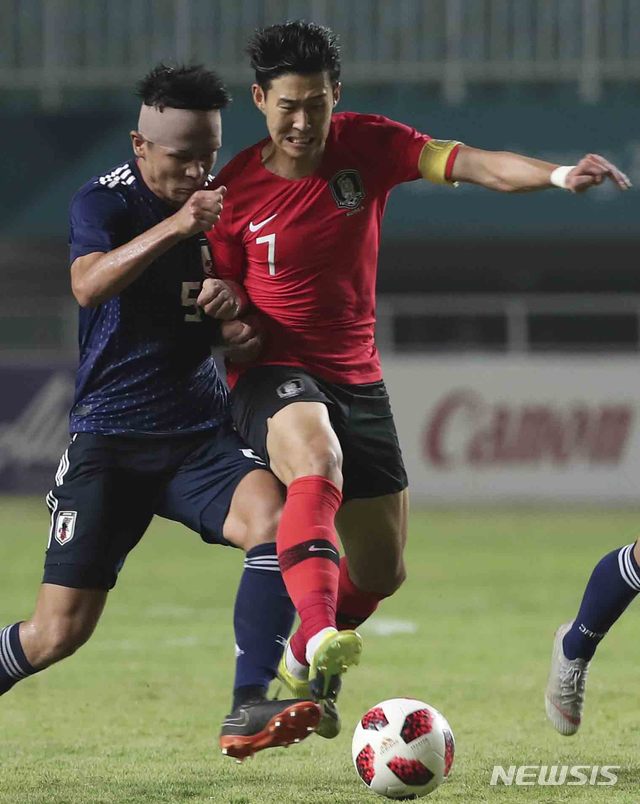 【치비농(인도네시아)=뉴시스】최진석 기자 = 1일(현지시각) 오후 인도네시아 치비농 파칸사리 스타디움에서 열린 '2018 자카르타·팔렘방 아시안게임' 남자 축구 대한민국과 일본의 금메달 결정전 경기. 한국 손흥민이 드리블 돌파를 하고 있다. (Canon EOS-1D X Mark Ⅱ EF200-400 F4 IS Ⅱ USM ISO 3200, 셔터 1/800 조리개 4) 2018.09.01. myjs@newsis.com