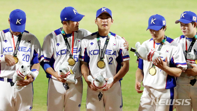 【자카르타(인도네시아)=뉴시스】추상철 기자 =&nbsp; 1일(현지시각) 오후 인도네시아 자카르타 겔로라 붕 카르노(GBK) 야구장에서 열린 2018 자카르타-팔렘방 아시안게임 야구 시상식. 금메달을 차지한 대한민국 대표팀 오지환(왼쪽 세번째) 메달을 목에 걸고 있다. 2018.09.01. (Canon EOS-1D X Mark Ⅱ EF100-400 f4.5-5.6 IS Ⅱ USM ISO 5000, 셔터 1/400, 조리개 5.6) scchoo@newsis.com