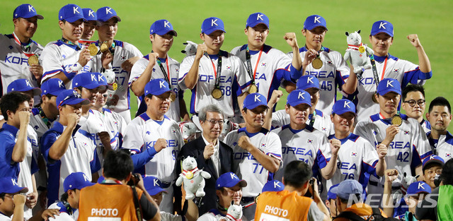 【자카르타(인도네시아)=뉴시스】추상철 기자 =&nbsp; 1일(현지시각) 오후 인도네시아 자카르타 겔로라 붕 카르노(GBK) 야구장에서 열린 2018 자카르타-팔렘방 아시안게임 야구 시상식. 금메달을 차지한 대한민국 선수들이 시상대에 올라 기념촬영을 하고 있다. 2018.09.01. (Canon EOS-1D X Mark Ⅱ EF100-400 f4.5-5.6 IS Ⅱ USM ISO 5000, 셔터 1/400, 조리개 5.6) scchoo@newsis.com