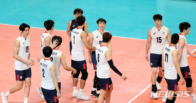 【자카르타(인도네시아)=뉴시스】추상철 기자 = 2018 자카르타-팔렘방 아시안게임 남자 배구 결승 대한민국과 이란의 경기가 열린 1일(현지시각) 오후 인도네시아 자카르타 겔로라 붕 카르노(GBK) 배구 경기장에서 이란에 져 은메달을 딴 대한민국 선수들이 아쉬워하고 있다. 2018.09.01. scchoo@newsis.com