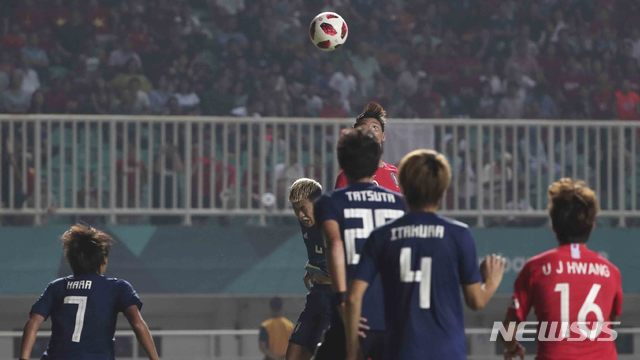 【치비농(인도네시아)=뉴시스】최진석 기자 = 1일(현지시각) 오후 인도네시아 치비농 파칸사리 스타디움에서 열린 '2018 자카르타·팔렘방 아시안게임' 남자 축구 대한민국과 일본의 금메달 결정전 경기. 한국 황희찬이 골을 넣고 있다. (Canon EOS-1D X Mark Ⅱ EF200-400 F4 IS Ⅱ USM ISO 3200, 셔터 1/800 조리개 4) 2018.09.01. myjs@newsis.com