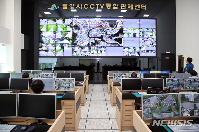 【밀양=뉴시스】안지율 기자 = 2일 경남 밀양시 폐쇄회로(CC)TV 통합관제센터가 각종 사건·사고 해결의 성과를 올리면서 시민의 안전 지킴이 역할을 톡톡히 하고 있다. 2018.09.02. (사진=밀양시 제공)&nbsp; photo@newsis.com