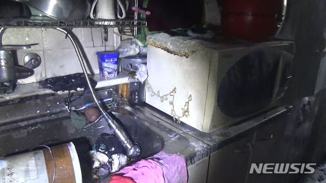 【서울=뉴시스】서울 양천구 신정동 아파트 화재 현장. 2018.09.02. (사진=양천소방서 제공)