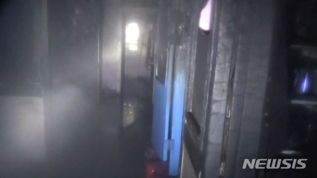 【서울=뉴시스】서울 강남구 역삼동의 한 노래방 화재 현장. 2018.09.02. (사진=강남소방서 제공) 