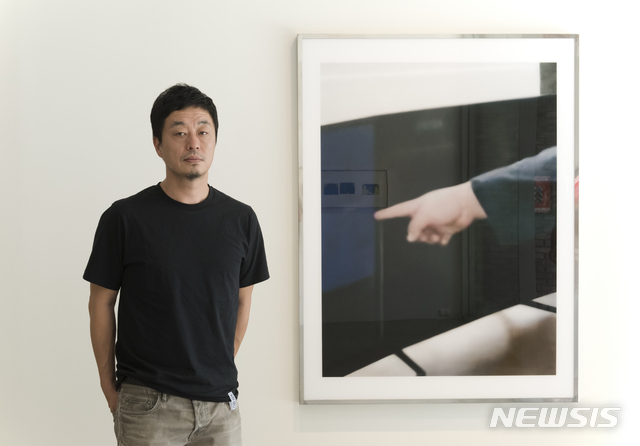 【서울=뉴시스】 백승우 작가가 가나아트한남에서 가이드라인을 주제로 개인전을 열고 있다. 뉴스 매체에 많이 등장했던 김정은 북한 국무위원장의 손을 확대한 작품등 정치적 이슈를 소재로한 신작을 선보인다.