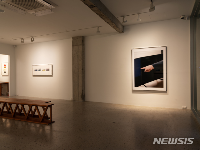 【서울=뉴시스】 백승우 '가이드라인' 개인전이 9월 27일까지 가나아트 한남 전시장에서 열린다.