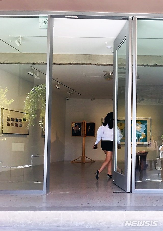 【서울=뉴시스】 박현주 미술전문기자 = 백승우 '가이드라인' 개인전이 9월 27일까지 서울 이태원 가나아트 한남 전시장에서 열린다.