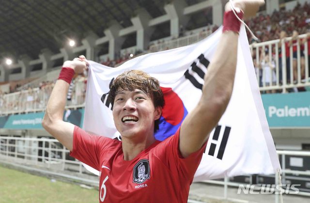 【치비농(인도네시아)=뉴시스】최진석 기자 = 1일(현지시각) 오후 인도네시아 치비농 파칸사리 스타디움에서 열린 '2018 자카르타·팔렘방 아시안게임' 남자 축구 대한민국과 일본의 금메달 결정전 경기에서 승리를 거둔 한국 황의조가 기뻐하고 있다.2018.09.01. myjs@newsis.com