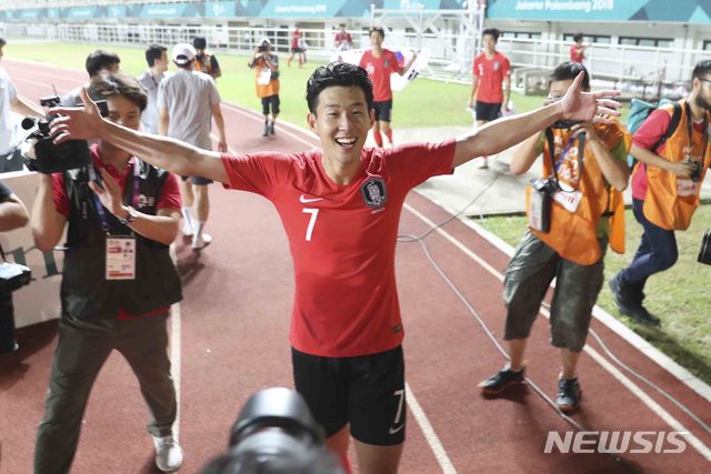 【치비농(인도네시아)=뉴시스】최진석 기자 = 1일(현지시각) 오후 인도네시아 치비농 파칸사리 스타디움에서 열린 '2018 자카르타·팔렘방 아시안게임' 남자 축구 대한민국과 일본의 금메달 결정전 경기에서 승리를 거둔 한국 손흥민이 기뻐하고 있다.2018.09.01.&nbsp; myjs@newsis.com