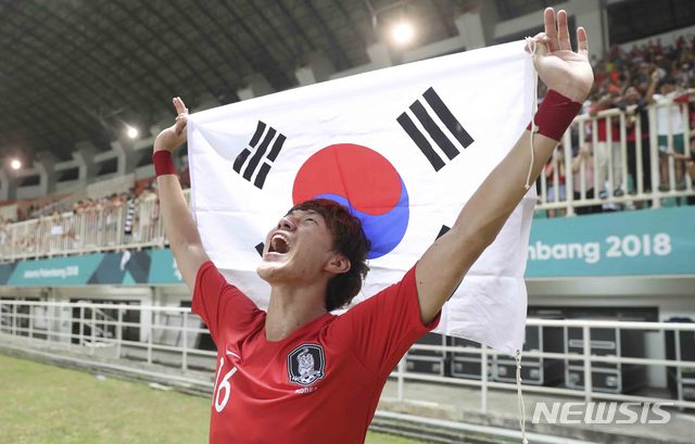 【치비농(인도네시아)=뉴시스】최진석 기자 = 1일(현지시각) 오후 인도네시아 치비농 파칸사리 스타디움에서 열린 '2018 자카르타·팔렘방 아시안게임' 남자 축구 대한민국과 일본의 금메달 결정전 경기에서 승리를 거둔 한국 황의조가 기뻐하고 있다.2018.09.01. myjs@newsis.com