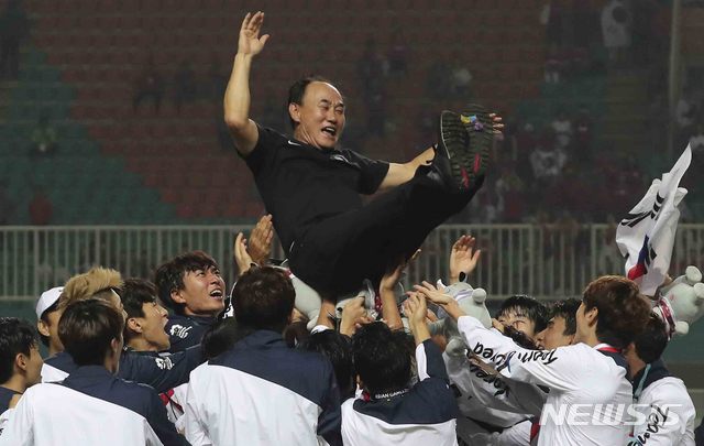 【치비농(인도네시아)=뉴시스】최진석 기자 = 1일(현지시각) 오후 인도네시아 치비농 파칸사리 스타디움에서 열린 '2018 자카르타·팔렘방 아시안게임' 남자 축구 시상식. 금메달을 차지한 대한민국 선수들이 김학범 감독을 헹가래 치고 있다. 2018.09.01. myjs@newsis.com