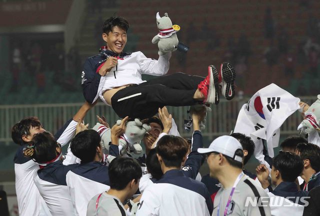 【치비농(인도네시아)=뉴시스】최진석 기자 = 1일(현지시각) 오후 인도네시아 치비농 파칸사리 스타디움에서 열린 '2018 자카르타·팔렘방 아시안게임' 남자 축구 시상식. 금메달을 차지한 대한민국 선수들이 손흥민을 헹가래 치고 있다. 2018.09.01.&nbsp; myjs@newsis.com