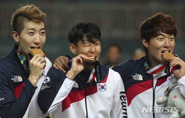 【치비농(인도네시아)=뉴시스】최진석 기자 = 1일(현지시각) 오후 인도네시아 치비농 파칸사리 스타디움에서 열린 '2018 자카르타·팔렘방 아시안게임' 남자 축구 시상식. 금메달을 차지한 대한민국 조현우, 손흥민, 황의조가 금메달을 깨물고 있다. 2018.09.01. myjs@newsis.com