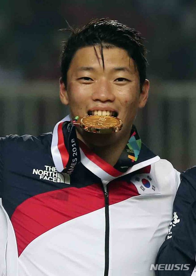 【치비농(인도네시아)=뉴시스】최진석 기자 = 1일(현지시각) 오후 인도네시아 치비농 파칸사리 스타디움에서 열린 '2018 자카르타·팔렘방 아시안게임' 남자 축구 시상식. 금메달을 차지한 대한민국 황희찬이 금메달을 깨물고 있다. 2018.09.02. myjs@newsis.com
