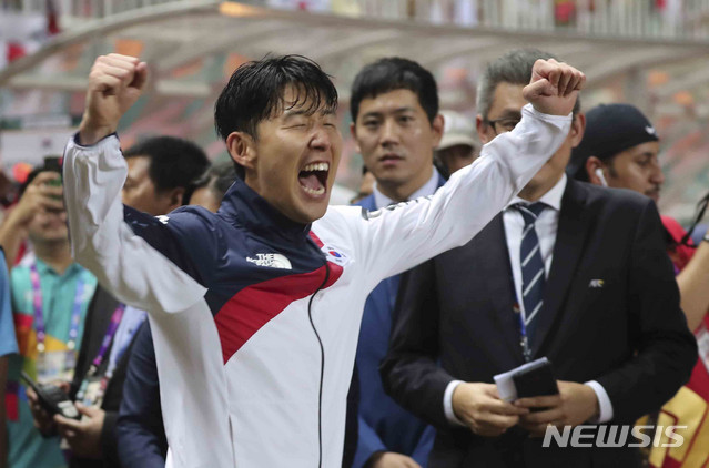 【치비농(인도네시아)=뉴시스】최진석 기자 = 1일(현지시각) 오후 인도네시아 치비농 파칸사리 스타디움에서 열린 '2018 자카르타·팔렘방 아시안게임' 남자 축구 대한민국과 일본의 금메달 결정전 경기에서 손흥민이 기뻐하고 있다. 2018.09.01.&nbsp; myjs@newsis.com