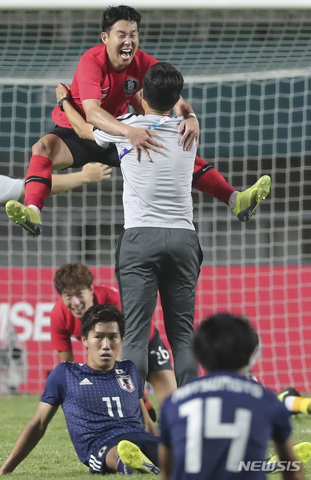 【치비농(인도네시아)=뉴시스】최진석 기자 = 1일(현지시각) 오후 인도네시아 치비농 파칸사리 스타디움에서 열린 '2018 자카르타·팔렘방 아시안게임' 남자 축구 대한민국과 일본의 금메달 결정전 경기에서 승리를 거둔 한국 손흥민이 기뻐하고 있다. (Canon EOS-1D X Mark Ⅱ EF200-400 F4 IS Ⅱ USM ISO 3200, 셔터 1/800 조리개 4) 2018.09.02. myjs@newsis.com