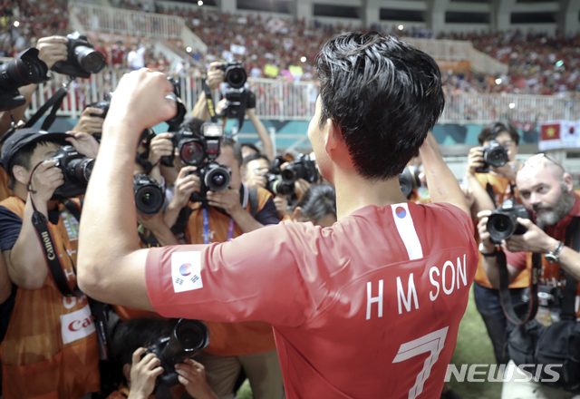 【치비농(인도네시아)=뉴시스】최진석 기자 = 1일(현지시각) 오후 인도네시아 치비농 파칸사리 스타디움에서 열린 '2018 자카르타·팔렘방 아시안게임' 남자 축구 대한민국과 일본의 금메달 결정전에서 승리를 거둔 손흥민이 기뻐하고 있다. (Canon EOS-1D X Mark Ⅱ EF24-70mm f/2.8L II USM ISO 3200, 셔터 1/160 조리개 2.8) 2018.09.02.&nbsp; myjs@newsis.com 