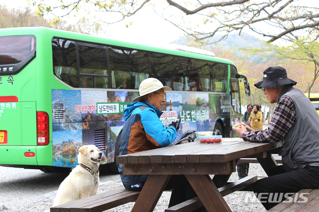 【광주=뉴시스】 이창우 기자 = 금호고속은 2일 가을을 맞아 '남도한바퀴' 신규 여행 코스를 출시했다. 신규로 출시한 여행 코스는 순천만, 오동도, 종포 해양공원 등을 경유하는 '순천·여수 낭만여행'과 신안 증도, 목포 박물관거리 등을 들리는 '증도·목포 쪽빛 바다여행' 등 2종이다. 2018.09.02 (사진=금호고속 제공) photo@newsis.com