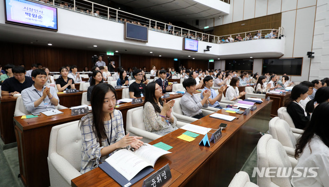 【서울=뉴시스】박주성 기자 = 2일 오후 서울 서울시의회 본회의장에서 열린 '2018 서울청년의회' 에서 참석자들이 박원순 서울시장의 인사말을 듣고 박수를 치고 있다. 2018.09.02. park7691@newsis.com