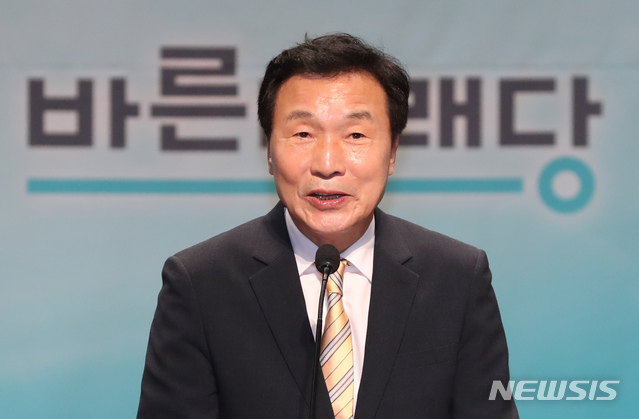 【서울=뉴시스】고승민 기자 = 2일 오후 서울 여의도 국회 의원회관에서 열린 바른미래당 당대표 및 최고위원, 전국청년위원장 선출대회에서 새 당대표로 선출된 손학규 후보가 수락연설을 하고 있다. 2018.09.02.kkssmm99@newsis.com