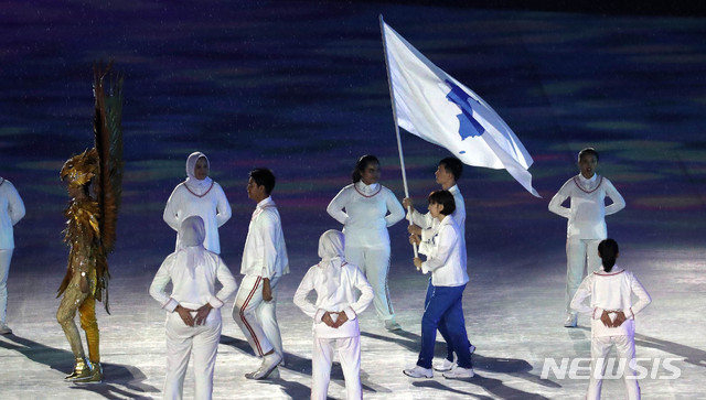 【자카르타(인도네시아)=뉴시스】추상철 기자 = 2018 자카르타-팔렘방 아시안게임 폐회식이 열린 2일(현지시각) 오후 인도네시아 자카르타 겔로라 붕 카르노(GBK) 메인 스타디움에서 서효심과 최일(북측)을 기수로한 한반도기가 입장하고 있다. 2018.09.02. scchoo@newsis.com