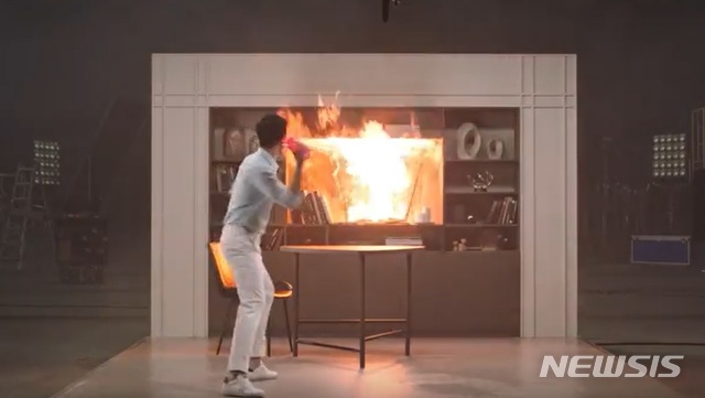 평소에는 꽃병으로 쓰다 화재 시 던져 불을 진화하는 '파이어베이스(Firevase)'. (제일기획 홍보영상 갈무리)