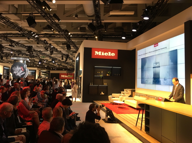 【베를린(독일)=뉴시스】김지은 기자 = 독일 프리미엄 가전 밀레(Miele)가 지난 1일(현지시간)까지 독일 베를린에서 개최되는 유럽 최대 가전 전시회 IFA 2018에서 밀레만의 독보적인 기술력을 집약한 세계 최초의 혁신적인 신제품들을 대거 공개했다. 디지털 기술을 독일 제품의 기존 장점에 통합함으로써 산업의 디지털화가 지배하는 새로운 경쟁 환경에서도 산업 선도자로서의 지위를 유지하고자 하는 것이다.&nbsp; kje1321@newsis.com
