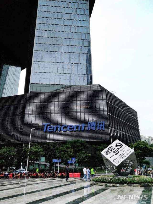 【선전(중국)=뉴시스】오동현 기자 = 중국 스타트업의 메카로 불리는 선전시는 평균 연령이 33세인 젊은 도시다. 제2의 텐센트, 화웨이, DJI, BYD 등을 꿈꾸는 스타트업이 지속적으로 탄생하고 있으며, 중국 정부의 '대중창업, 만중창신(大衆創業, 萬衆創新)' 정책으로 선전시는 아시아의 실리콘밸리로 거듭나고 있다. 사진은 선전시 난산소프트웨어산업단지 내에 위치한 텐센트 본사 건물. odong85@newsis.com 