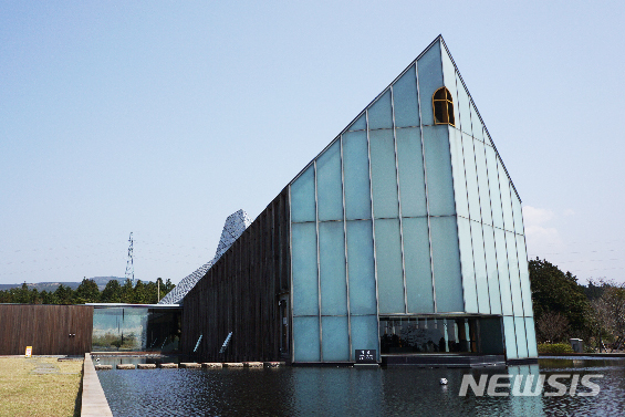 【제주=뉴시스】제주 서귀포시 안덕면에 위치한 방주교회. 세계적인 건축가 이타미 준이 '노아의 방주'를 모티브로 설계했다. (사진=뉴시스DB)