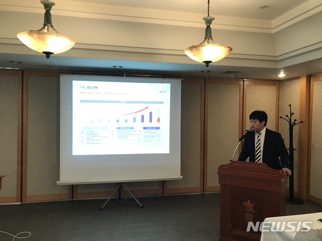 【서울=뉴시스】 이현진 본느 경영기획실 팀장이 3일 서울 여의도에서 열린 IPO 기자간담회에서 올해 경영 계획에 대해 설명하고 있다. (사진 = IR비즈넷 제공)