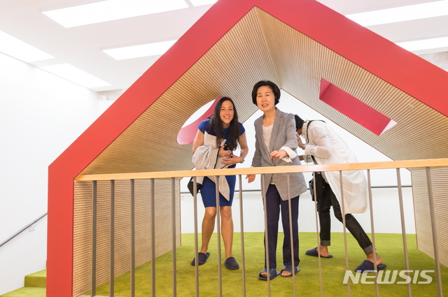 데이 부시장과 키지트 방문한 김수영 양천구청장(오른쪽).