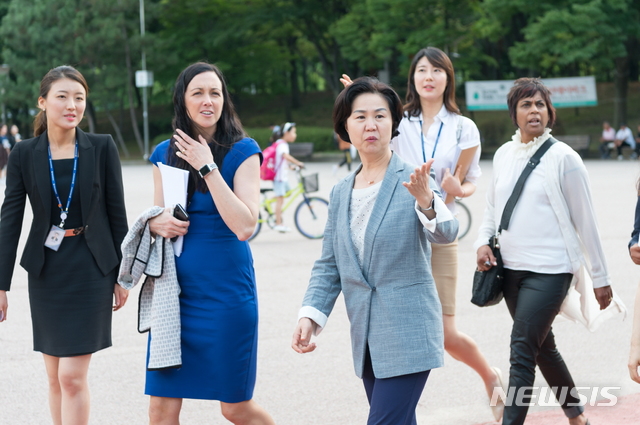 질 데이 부시장과 함께 통합놀이터 둘러보는 김수영 양천구청장