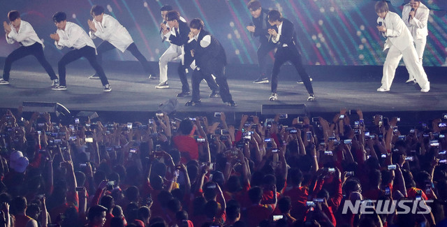 【자카르타(인도네시아)=뉴시스】추상철 기자 = 2018 자카르타-팔렘방 아시안게임 폐회식이 열린 2일(현지시각) 오후 인도네시아 자카르타 겔로라 붕 카르노(GBK) 메인 스타디움에서 한류스타 슈퍼주니어가 축하공연을 펼치고 있다. 2018.09.02. scchoo@newsis.com