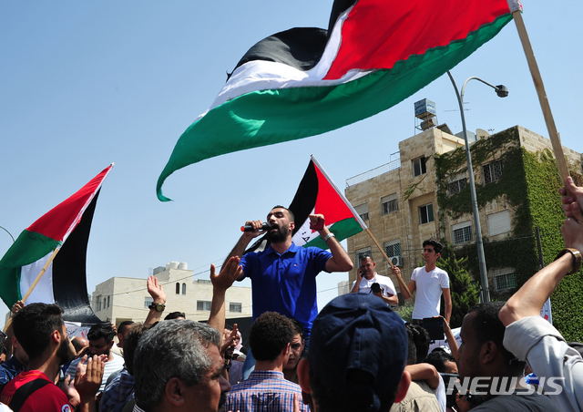 【암만(요르단)=뉴시스】 채정병 기자 = 2일(현지시간) 미국의 팔레스타인 난민기구(UNRWA) 지원중단 결정에 항의하는 시위가 팔레스타인 난민기구 중동 총 본부 앞에서 열린 가운데 시위대가 미국을 비난하는 구호를 외치고 있다.팔레스타인 난민기구는 미국의 이번 결정으로 최대 위기에 직면 했으며, 당장 교육, 의료 등 기초구호 유지에 필요한 재원확보가 절실해진 상황이다.  2018.09.03chae0191@newsis.com