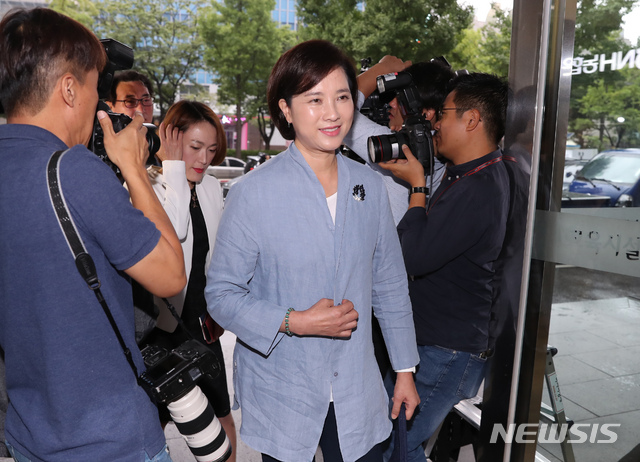 【서울=뉴시스】고승민 기자 = 유은혜 사회부총리 겸 교육부 장관 내정자가 3일 오전 인사청문회 준비 사무실이 마련된 서울 영등포구 교육시설재난공제회로 출근하고 있다. 2018.09.03.kkssmm99@newsis.com