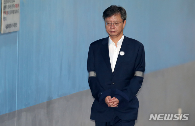 【서울=뉴시스】이영환 기자 = 불법사찰 지시 혐의로 재판에 넘겨진 우병우 전 청와대 민정수석이 지난 3일 오전 서울 서초구 서울중앙지법에서 열린 23차 공판에 출석하고 있다. 2018.09.03. 20hwan@newsis.com