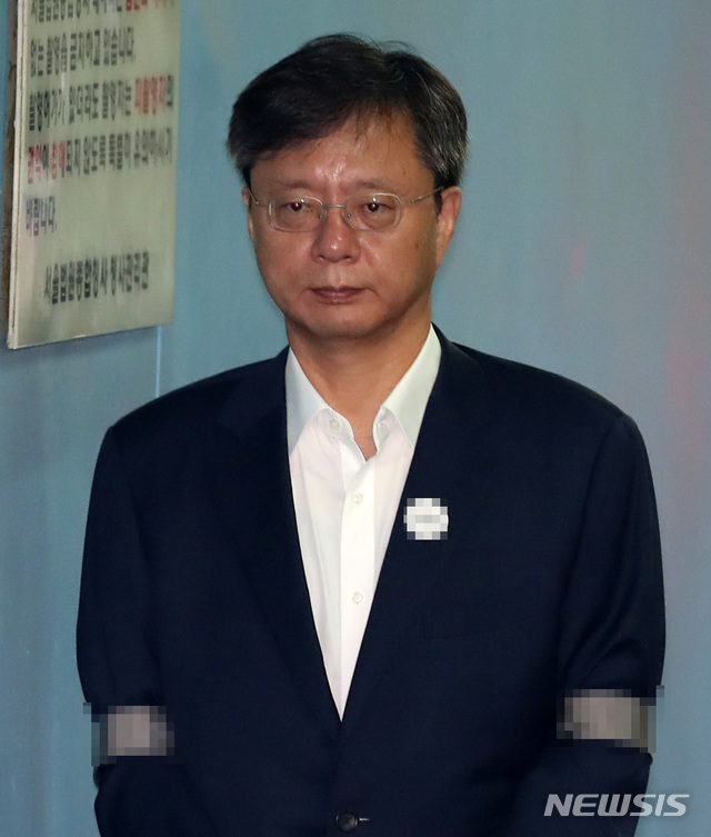 【서울=뉴시스】이영환 기자 = 불법사찰 지시 혐의로 재판에 넘겨진 우병우 전 청와대 민정수석이 3일 오전 서울 서초구 서울중앙지방법원에서 열린 23차 공판에 출석하고 있다. 2018.09.03.&nbsp; 20hwan@newsis.com