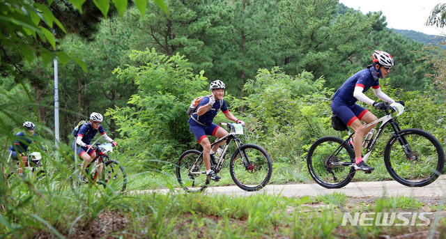 [평창=뉴시스] MTB 자전거를 타고 주행하는 모습. (사진=뉴시스 DB). photo@newsis.com 
