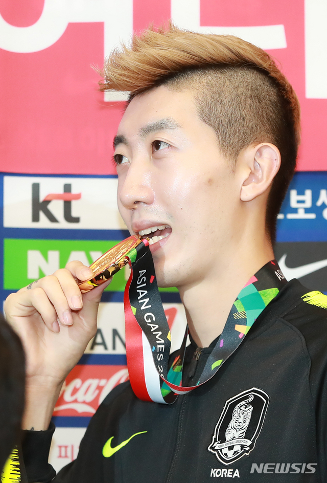 【인천공항=뉴시스】김선웅 기자 = 2018 자카르타-팔렘방 아시안게임에서 금메달을 획득한 대한민국 축구대표팀의 조현우가 3일 오전 인천국제공항을 통해 귀국, 해단식을 하며 금메달을 깨물고 있다. 2018.09.03.&nbsp; mangusta@newsis.com