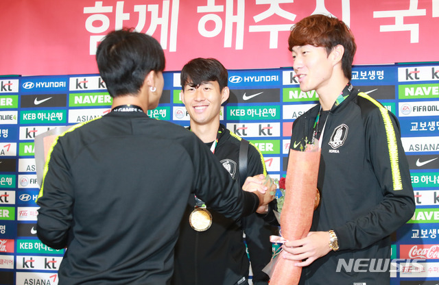 【인천공항=뉴시스】김선웅 기자 = 2018 자카르타-팔렘방 아시안게임에서 금메달을 획득한 대한민국 축구대표팀의 이승우(왼쪽부터), 손흥민, 황의조가 3일 오전 인천국제공항을 통해 귀국, 인사를 나누고 있다. 2018.09.03. mangusta@newsis.com