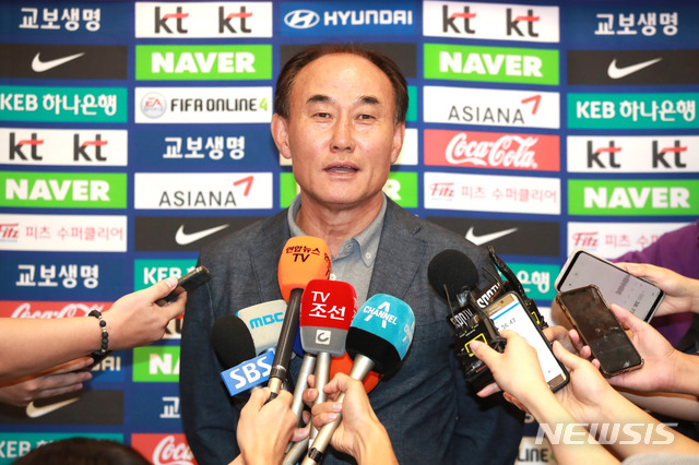 【인천공항=뉴시스】김선웅 기자 = 2018 자카르타-팔렘방 아시안게임에서 금메달을 획득한 대한민국 축구대표팀의 김학범 감독이 3일 오전 인천국제공항을 통해 귀국, 언론과 인터뷰를 하고 있다. 2018.09.03. mangusta@newsis.com