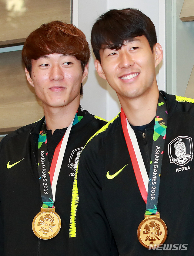 【인천공항=뉴시스】김선웅 기자 = 2018 자카르타-팔렘방 아시안게임에서 금메달을 획득한 대한민국 축구대표팀의 손흥민(오른쪽), 황의조가 3일 오전 인천국제공항을 통해 귀국하고 있다. 2018.09.03. mangusta@newsis.com