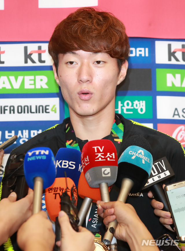 【인천공항=뉴시스】김선웅 기자 = 2018 자카르타-팔렘방 아시안게임에서 금메달을 획득한 대한민국 축구대표팀의 황의조가 3일 오전 인천국제공항을 통해 귀국해 언론인터뷰를하고 있다. 2018.09.03. mangusta@newsis.com