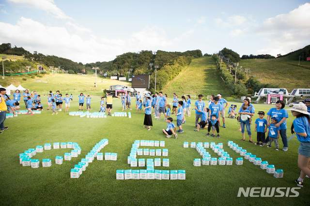 【서울=뉴시스】(사)대한아토피협회가 주최하고 CJ제일제당 BYO 피부유산균, 사회복지공동모금회 후원으로 1일부터 2일까지 강원도 홍천군 알파카월드, 대명비발디파크에서 개최 된 ‘굿바이 아토피 힐링 위크엔드’에서 참가자들이 '굿바이 아토피’를 만들었다. 2018.09.03. (사진=대한아토피협회 제공) photo@newsis.com