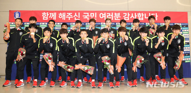 【인천공항=뉴시스】김선웅 기자 = 2018 자카르타-팔렘방 아시안게임에서 금메달을 획득한 대한민국 축구대표팀이 3일 오전 인천국제공항을 통해 귀국, 기념촬영을 하고 있다. 2018.09.03. mangusta@newsis.com