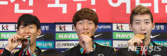 【인천공항=뉴시스】김선웅 기자 = 2018 자카르타-팔렘방 아시안게임에서 금메달을 획득한 대한민국 축구대표팀의 손흥민(왼쪽부터), 황의조, 조현우가 3일 오전 인천국제공항을 통해 귀국, 기념촬영을 하고 있다. 2018.09.03. mangusta@newsis.com