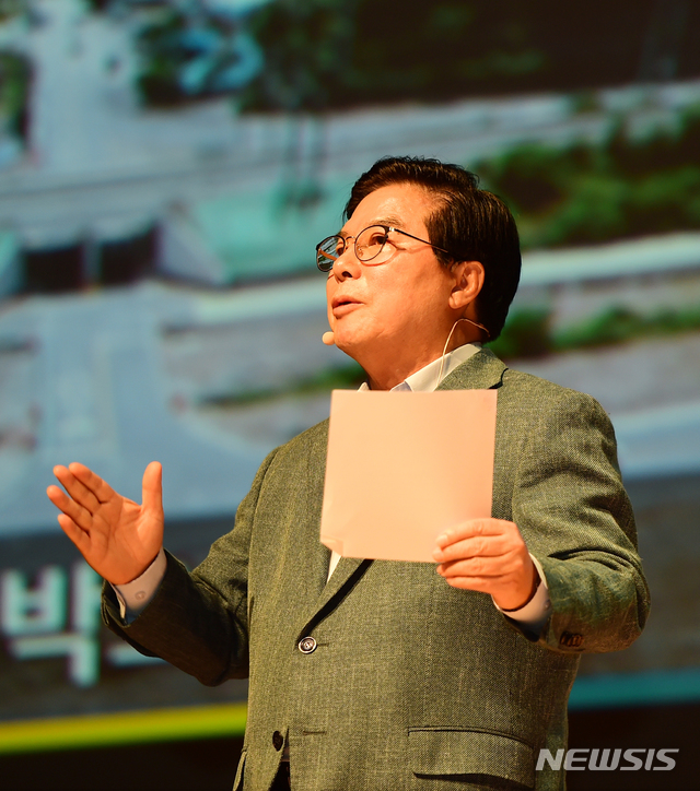 【장성=뉴시스】이창우 기자 = 사진은 민선 7기 군정 로드맵을 발표하는 유두석 전남 장성군수. 2018.10.01 (사진=뉴시스DB) photo@newsis.com