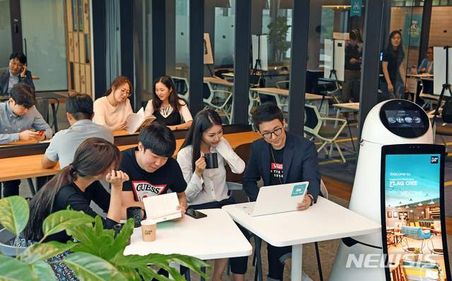 【서울=뉴시스】3일 강남구 양재대로 서브원 강남빌딩에서 새로운 개념의 공유오피스 플래그원 오픈을 맞아,스타트업 입주기업들과 LG안내로봇이 공유오피스 이용정보와 위치를, 화면 및 음성으로 안내하고 있다.&nbsp; 공유오피스 플래그원은 600석 규모로 스타트업 기업들이 업무에 집중할 수 있도록 국내 최대 공간감을 자랑하는 프라이빗룸과 라운지를 비롯해 테마별 회의실, 250석 규모 대강당을 갖춘 새로운 개념의 공유오피스이다.&nbsp; 이날 그랜드 오픈을 기념하여 IT,마케팅, 헬스케어, 패션 등 20여 스타트업 입주기업들과 함께 오프닝 파티를 진행한다. 2018.09.03. (사진=서브원 제공)&nbsp; photo@newsis.com