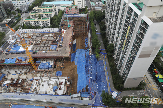 【서울=뉴시스】고승민 기자 = 3일 오후 서울 금천구 가산동 한 아파트 단지 옆 신축공사장 지반붕괴 사고 현장에서 공사관계자들이 보수 및 공사작업을 이어가고 있다.금천구는 지난 2일 주민설명회를 열고 "측량 오차 해당 침하만 계측돼 더 이상 지반 침하는 없는 것으로 확인됐다"며 "지반 또한 안정화 돼 있는 것으로 확인돼 자택 입주 가능하다"고 밝혔다. 2018.09.03.kkssmm99@newsis.com